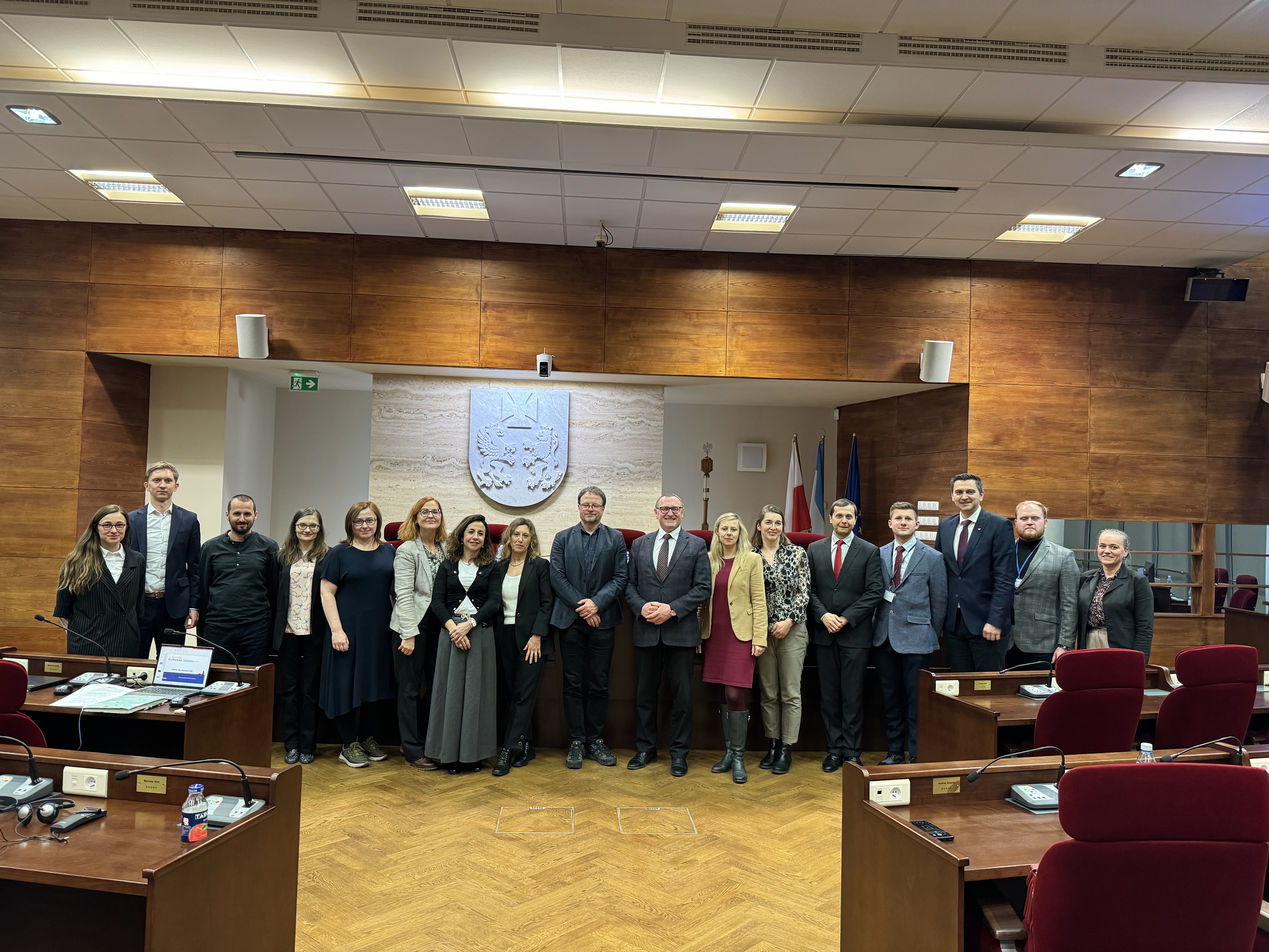 Zdjęcie przedstawiające osoby stojące, które brały udział w spotkaniu inauguracyjnym projektu: (Karpat) Uwarunkowania i możliwości rozwoju społeczno-gospodarczego oraz przestrzennego regionu Karpat.